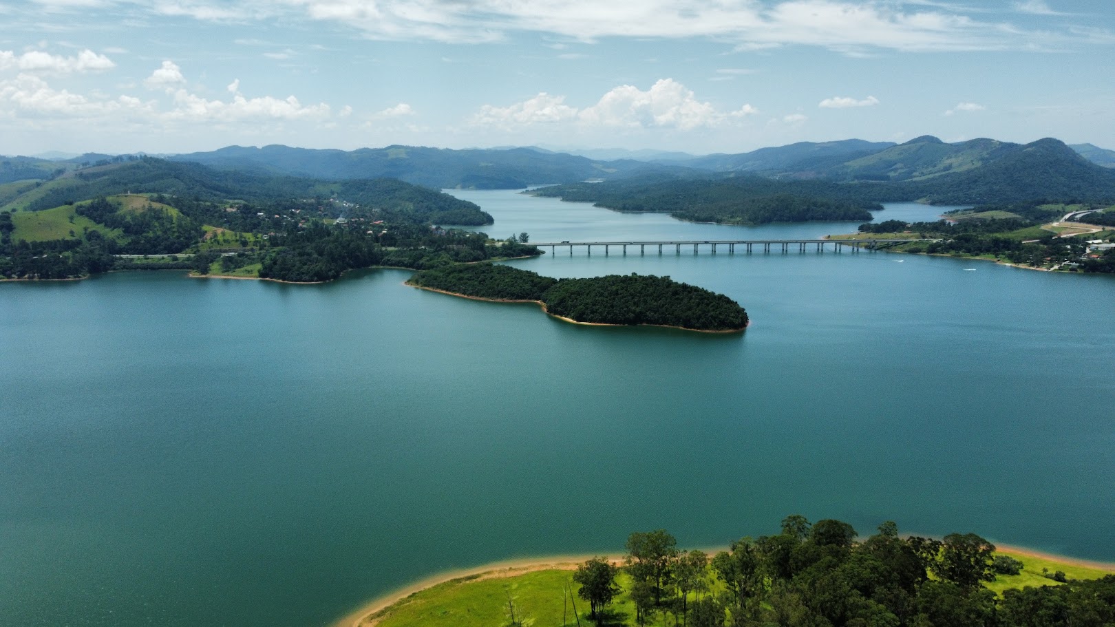 Represa de Nazaré Paulista vista de cima